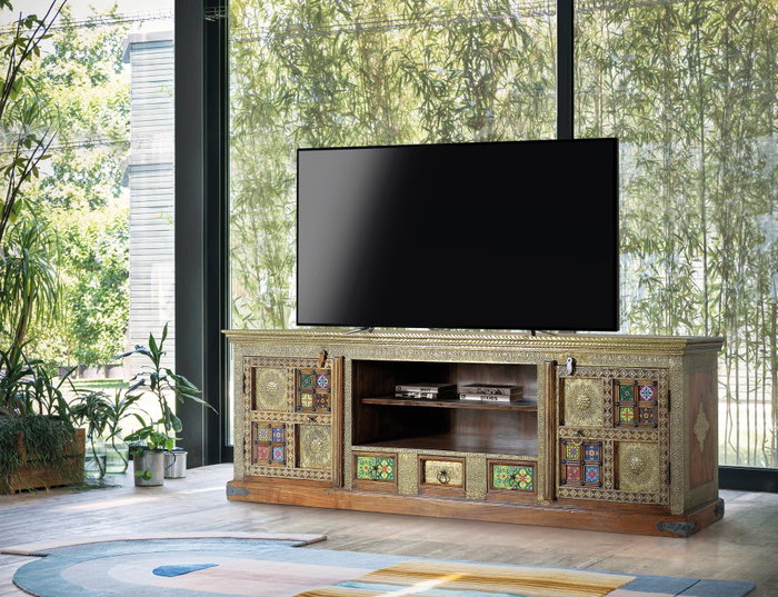 GINER Y COLOMER Mueble televisor de acacia con azulejos y bronce en Cerezo